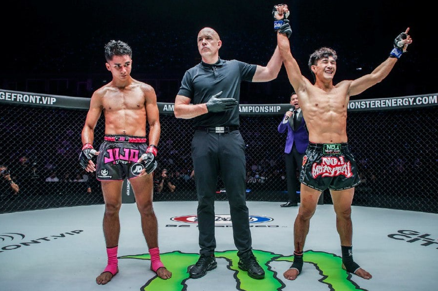 'Thần đồng Muay' được huyền thoại UFC dạy dỗ, muốn tái đấu với Nguyễn Trần Duy Nhất - Ảnh 2. 'Thần đồng Muay' được huyền thoại UFC dạy dỗ, muốn tái đấu với Nguyễn Trần Duy Nhất - Ảnh 2.