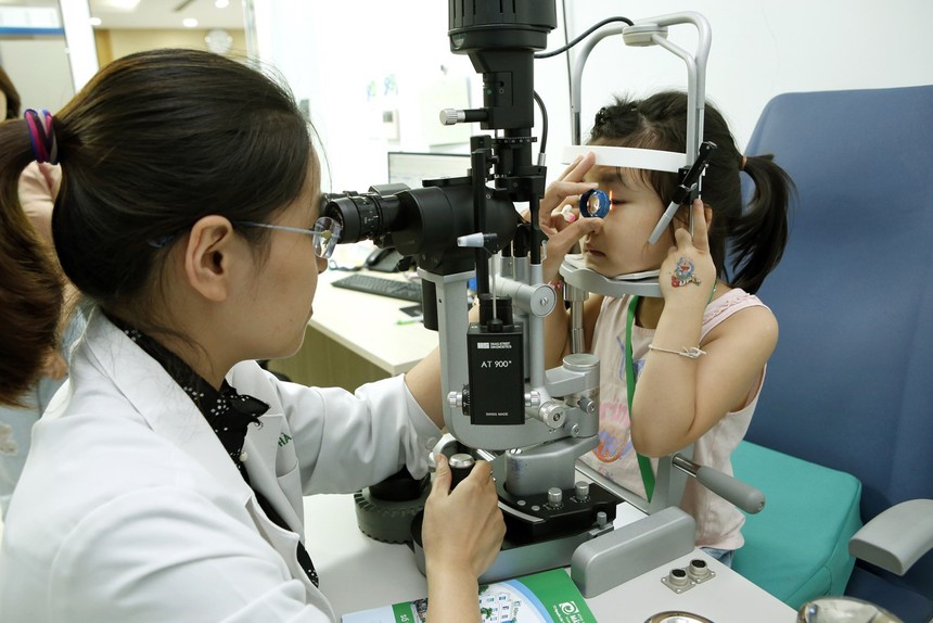 Tỷ lệ tật khúc xạ ngày càng tăng, Bộ Y tế kêu gọi bảo vệ, chăm sóc đôi mắt sáng, khỏe cho trẻ - Ảnh 2. Tỷ lệ tật khúc xạ ngày càng tăng, Bộ Y tế kêu gọi bảo vệ, chăm sóc đôi mắt sáng, khỏe cho trẻ - Ảnh 2.