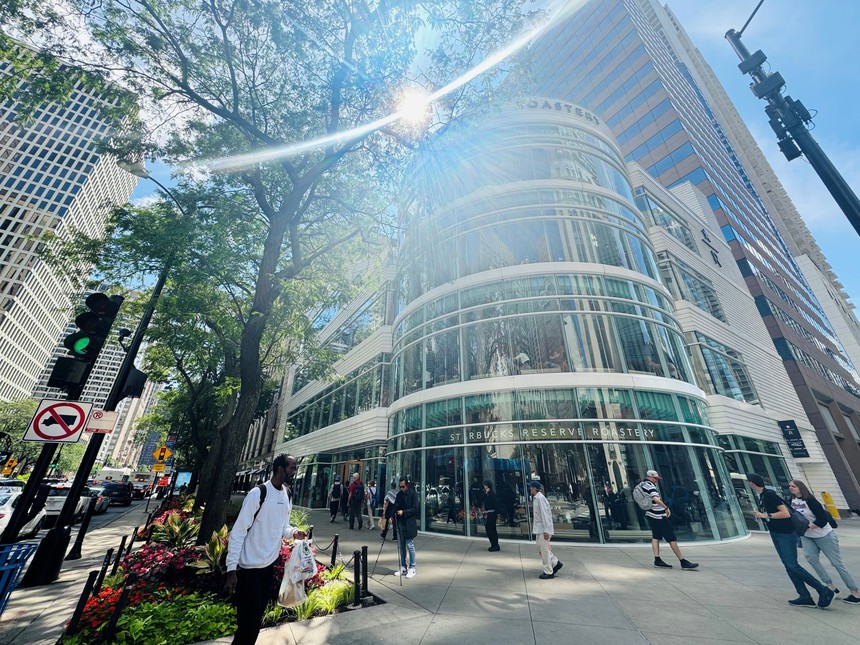 Sắc màu cuộc sống: Trải nghiệm cà phê độc đáo tại cửa hàng Starbucks lớn nhất thế giới - Ảnh 1. Sắc màu cuộc sống: Trải nghiệm cà phê độc đáo tại cửa hàng Starbucks lớn nhất thế giới - Ảnh 1.