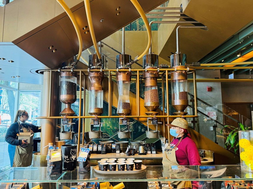 Sắc màu cuộc sống: Trải nghiệm cà phê độc đáo tại cửa hàng Starbucks lớn nhất thế giới - Ảnh 4. Sắc màu cuộc sống: Trải nghiệm cà phê độc đáo tại cửa hàng Starbucks lớn nhất thế giới - Ảnh 4.