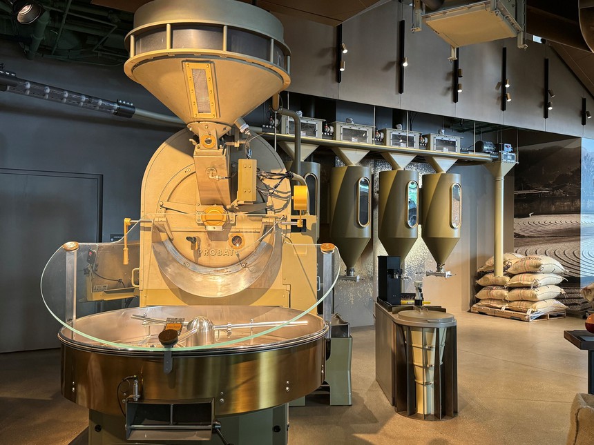 Sắc màu cuộc sống: Trải nghiệm cà phê độc đáo tại cửa hàng Starbucks lớn nhất thế giới - Ảnh 8. Sắc màu cuộc sống: Trải nghiệm cà phê độc đáo tại cửa hàng Starbucks lớn nhất thế giới - Ảnh 8.