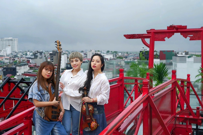 Có một "Hà Nội đêm nghiêng bão"! - Ảnh 1.