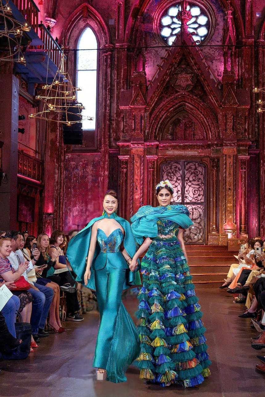 NTK Tuyết Lê trình diễn tại Tuần lễ Thời trang danh giá New York Couture Fashion Week - Ảnh 4. NTK Tuyết Lê trình diễn tại Tuần lễ Thời trang danh giá New York Couture Fashion Week - Ảnh 4.