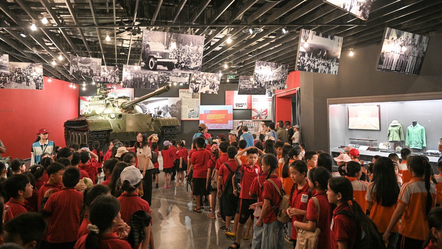 Bảo tàng Lịch sử Quân sự Việt Nam thu hút khách tham quan trong ngày đầu mở cửa - Ảnh 1. Bảo tàng Lịch sử Quân sự Việt Nam thu hút khách tham quan trong ngày đầu mở cửa - Ảnh 1.