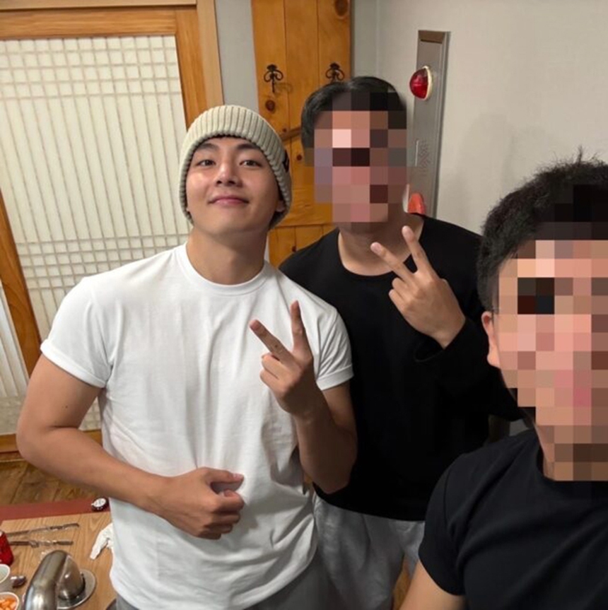 Fan "phát điên" với những bức ảnh mới của V BTS trong quân đội được chia sẻ trực tuyến - Ảnh 1. Fan "phát điên" với những bức ảnh mới của V BTS trong quân đội được chia sẻ trực tuyến - Ảnh 1.