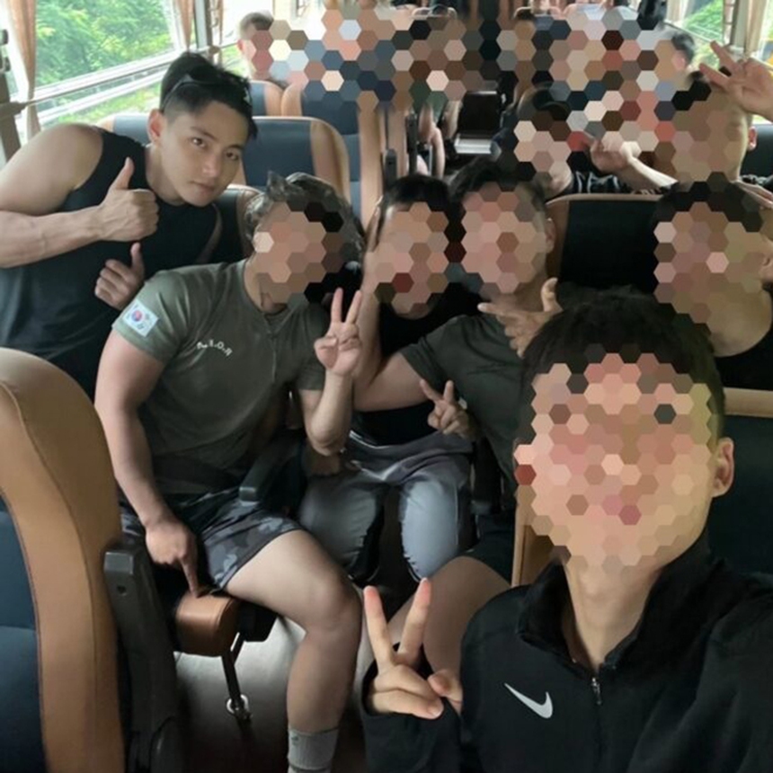 Fan "phát điên" với những bức ảnh mới của V BTS trong quân đội được chia sẻ trực tuyến - Ảnh 4. Fan "phát điên" với những bức ảnh mới của V BTS trong quân đội được chia sẻ trực tuyến - Ảnh 4.