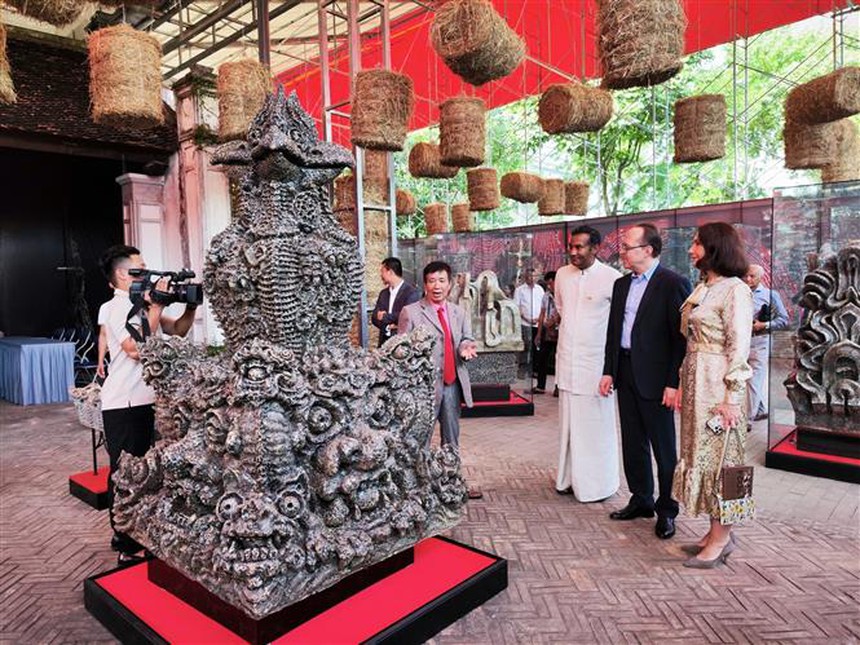 Lần đầu gắn chíp định danh cho tác phẩm tại triển lãm Gốm nghệ thuật “Hiện linh” - Ảnh 1. Lần đầu gắn chíp định danh cho tác phẩm tại triển lãm Gốm nghệ thuật “Hiện linh” - Ảnh 1.