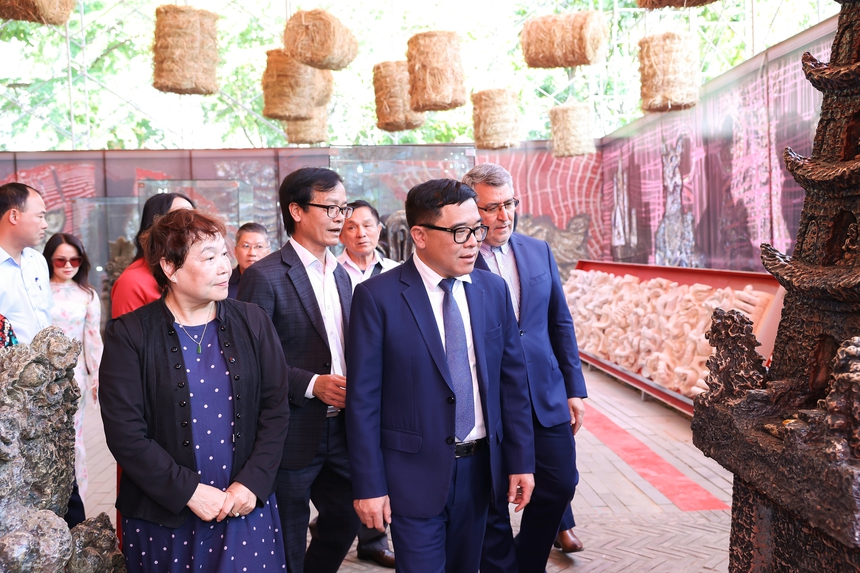 Triển lãm gốm "Hiện Linh" bày gần 20 tác phẩm của GS.VS – họa sĩ Ngô Xuân Bính - Ảnh 2.