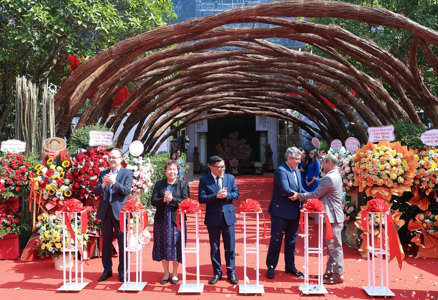 Triển lãm gốm "Hiện Linh" bày gần 20 tác phẩm của GS.VS – họa sĩ Ngô Xuân Bính - Ảnh 1.