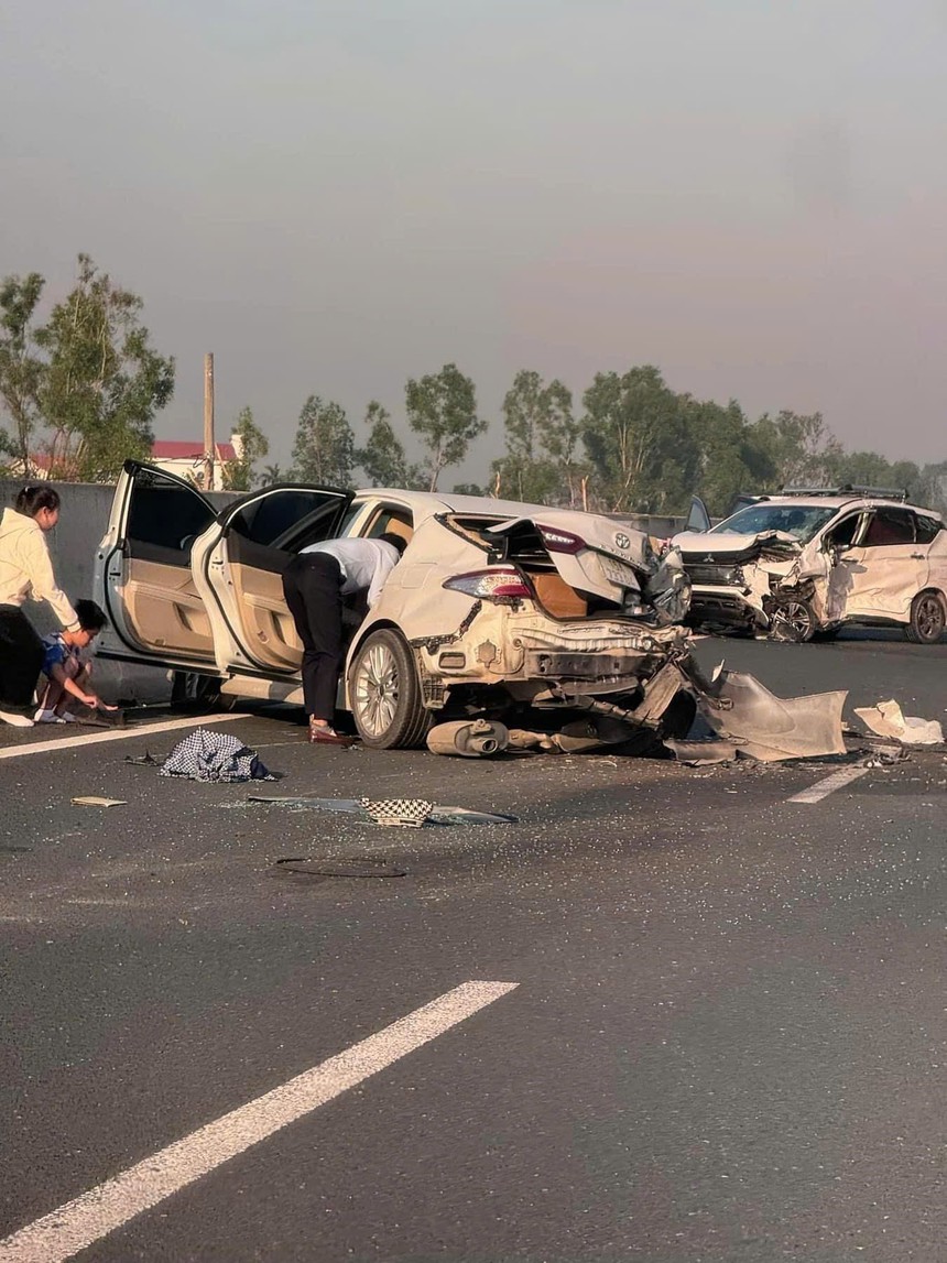 Tai nạn giao thông liên hoàn trên cao tốc Hà Nội – Hải Phòng - Ảnh 1. Tai nạn giao thông liên hoàn trên cao tốc Hà Nội – Hải Phòng - Ảnh 1.