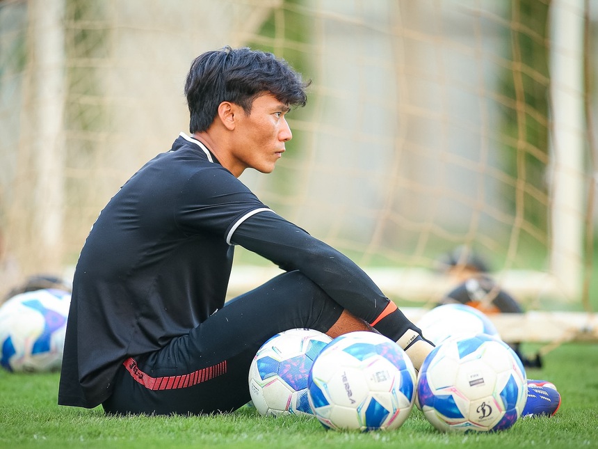 Bị Patrik Lê Giang che bóng, thủ môn Bùi Tiến Dũng tìm lối thoát cho mình - Ảnh 1.