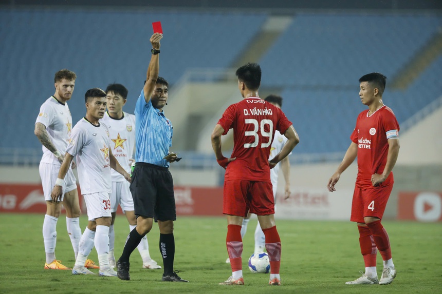 Những tật xấu đang hủy hoại V-League - Ảnh 1. Những tật xấu đang hủy hoại V-League - Ảnh 1.