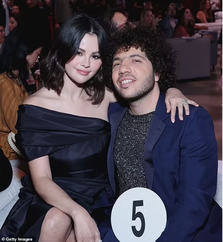 Bạn trai Selena Gomez gây bão mạng khi là "Người đàn ông quyến rũ nhất còn sống", định nghĩa lại sự quyến rũ - Ảnh 9.