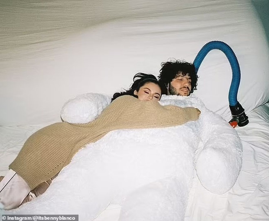 Bạn trai Selena Gomez gây bão mạng khi là "Người đàn ông quyến rũ nhất còn sống", định nghĩa lại sự quyến rũ - Ảnh 8.