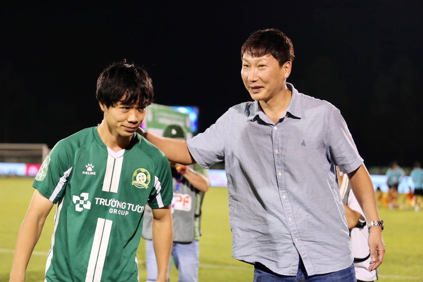 Công Phượng lại ghi bàn, dẫn đầu danh sách phá lưới giải hạng Nhất, HLV Kim Sang Sik có tiếc nuối? - Ảnh 2. Công Phượng lại ghi bàn, dẫn đầu danh sách phá lưới giải hạng Nhất, HLV Kim Sang Sik có tiếc nuối? - Ảnh 2.