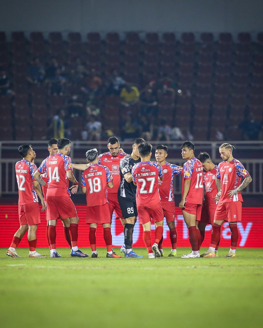 Tin nóng bóng đá Việt hôm nay 13/11: Khó tin với thống kê của một đội bóng V-League; ĐT Việt Nam nguy cơ mất đội phó tại AFF Cup - Ảnh 1. Tin nóng bóng đá Việt hôm nay 13/11: Khó tin với thống kê của một đội bóng V-League; ĐT Việt Nam nguy cơ mất đội phó tại AFF Cup - Ảnh 1.