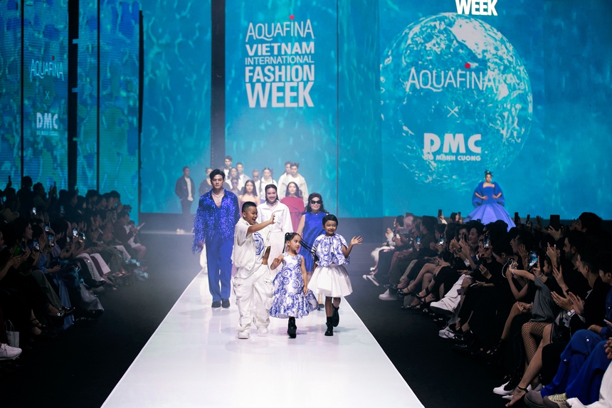 NTK Đỗ Mạnh Cường lần đầu đưa mẹ lên sân khấu thời trang - Ảnh 3.