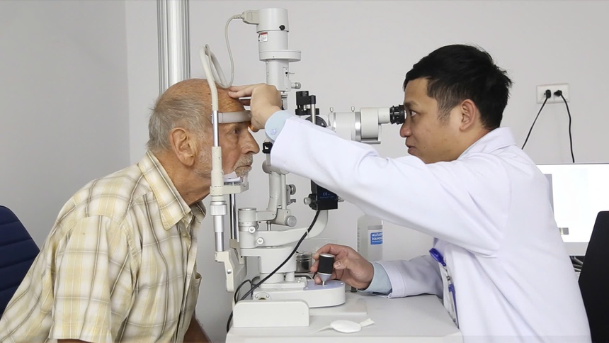 Phẫu thuật "Phaco không đau" mang lại ánh sáng cho ông Tilo Nadler tại Bệnh viện Mắt Hoa Lư - Ảnh 2.