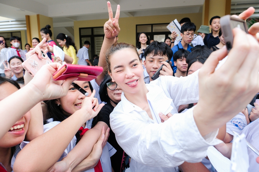 Hồ Ngọc Hà hé lộ hình ảnh MV "Cây đèn thần" sau 2 tháng úp mở - Ảnh 3.