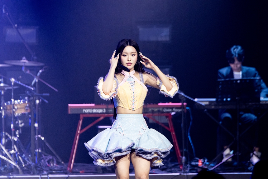 Han Sara về "chung nhà" với tân binh Cheng, mong được gọi "nghệ sĩ đến từ Việt Nam" - Ảnh 1.