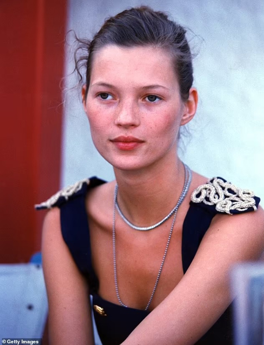Cựu siêu mẫu Kate Moss vẫn khóc khi buộc phải chụp ảnh bìa khỏa thân ở tuổi 15 - Ảnh 1. Cựu siêu mẫu Kate Moss vẫn khóc khi buộc phải chụp ảnh bìa khỏa thân ở tuổi 15 - Ảnh 1.
