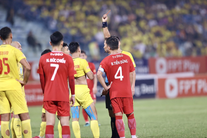 VAR khiến trọng tài bẻ còi, Thanh Hóa thắng kịch tính Viettel trong thế 10 người - Ảnh 1. VAR khiến trọng tài bẻ còi, Thanh Hóa thắng kịch tính Viettel trong thế 10 người - Ảnh 1.