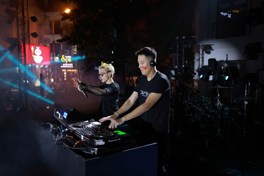 Huy Ngô và Ngọc Khuê: Hành trình âm nhạc kể chuyện Hà Nội giữa lòng phố đi bộ - Ảnh 4. Huy Ngô và Ngọc Khuê: Hành trình âm nhạc kể chuyện Hà Nội giữa lòng phố đi bộ - Ảnh 4.