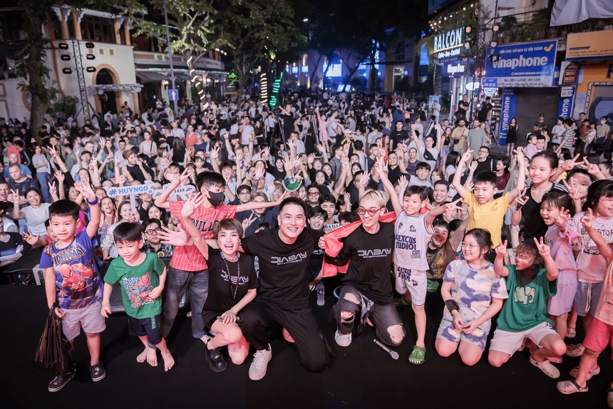 Huy Ngô và Ngọc Khuê: Hành trình âm nhạc kể chuyện Hà Nội giữa lòng phố đi bộ - Ảnh 14. Huy Ngô và Ngọc Khuê: Hành trình âm nhạc kể chuyện Hà Nội giữa lòng phố đi bộ - Ảnh 14.