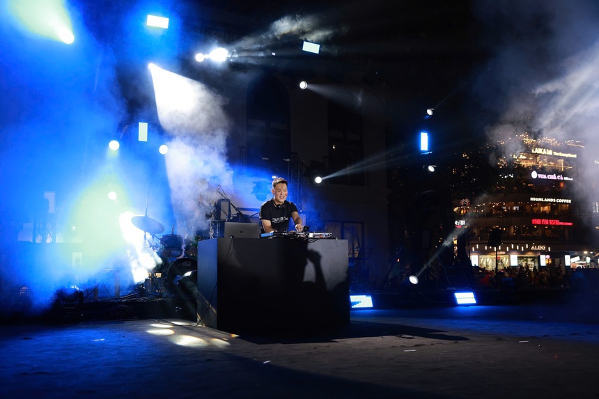 Huy Ngô và Ngọc Khuê: Hành trình âm nhạc kể chuyện Hà Nội giữa lòng phố đi bộ - Ảnh 5. Huy Ngô và Ngọc Khuê: Hành trình âm nhạc kể chuyện Hà Nội giữa lòng phố đi bộ - Ảnh 5.