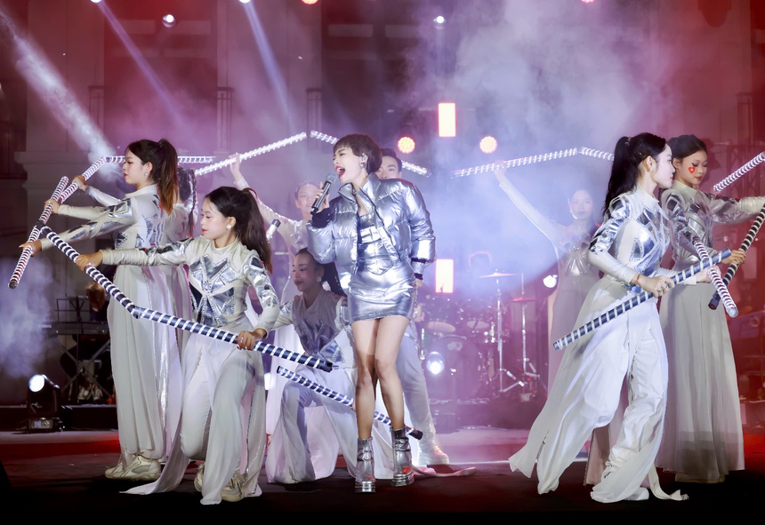 Huy Ngô và Ngọc Khuê: Hành trình âm nhạc kể chuyện Hà Nội giữa lòng phố đi bộ - Ảnh 9. Huy Ngô và Ngọc Khuê: Hành trình âm nhạc kể chuyện Hà Nội giữa lòng phố đi bộ - Ảnh 9.