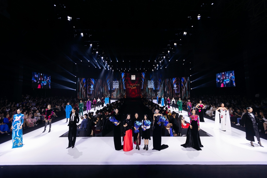 NTK Hà Linh Thư lấy cảm hứng từ phim của Vương Gia Vệ để tạo nên BST "In the Mood for Love" - Ảnh 14. NTK Hà Linh Thư lấy cảm hứng từ phim của Vương Gia Vệ để tạo nên BST "In the Mood for Love" - Ảnh 14.