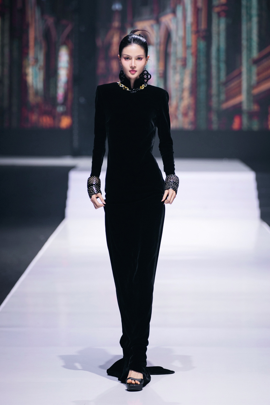 NTK Hà Linh Thư lấy cảm hứng từ phim của Vương Gia Vệ để tạo nên BST "In the Mood for Love" - Ảnh 1. NTK Hà Linh Thư lấy cảm hứng từ phim của Vương Gia Vệ để tạo nên BST "In the Mood for Love" - Ảnh 1.