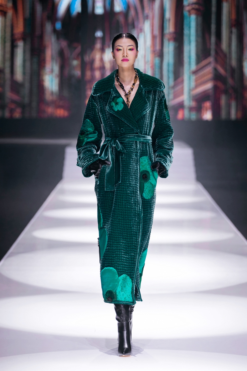 NTK Hà Linh Thư lấy cảm hứng từ phim của Vương Gia Vệ để tạo nên BST "In the Mood for Love" - Ảnh 10. NTK Hà Linh Thư lấy cảm hứng từ phim của Vương Gia Vệ để tạo nên BST "In the Mood for Love" - Ảnh 10.