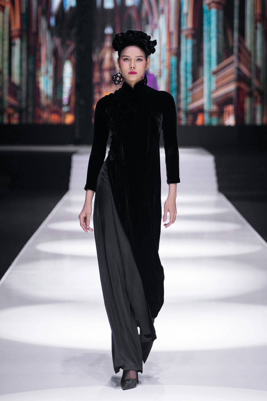 NTK Hà Linh Thư lấy cảm hứng từ phim của Vương Gia Vệ để tạo nên BST "In the Mood for Love" - Ảnh 3. NTK Hà Linh Thư lấy cảm hứng từ phim của Vương Gia Vệ để tạo nên BST "In the Mood for Love" - Ảnh 3.