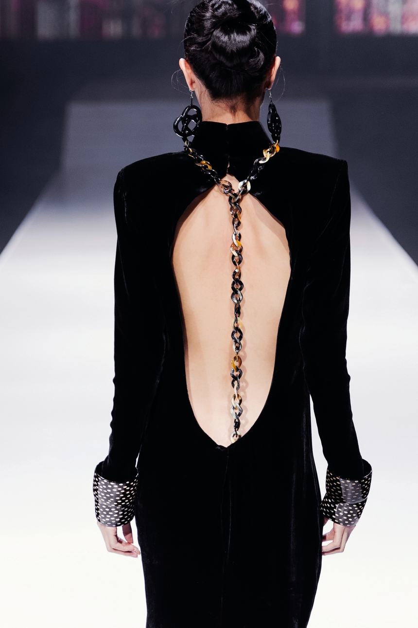 NTK Hà Linh Thư lấy cảm hứng từ phim của Vương Gia Vệ để tạo nên BST "In the Mood for Love" - Ảnh 2. NTK Hà Linh Thư lấy cảm hứng từ phim của Vương Gia Vệ để tạo nên BST "In the Mood for Love" - Ảnh 2.