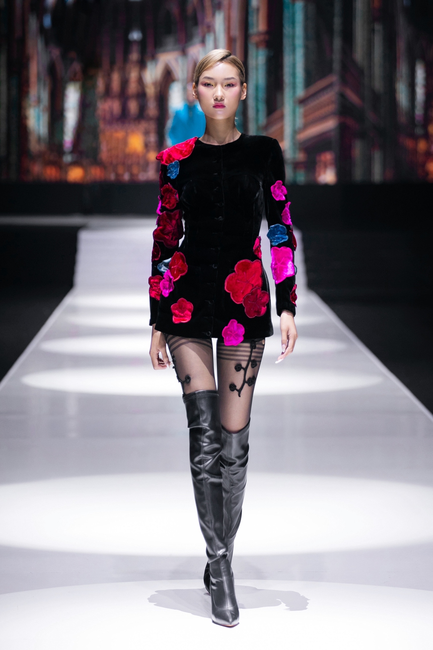 NTK Hà Linh Thư lấy cảm hứng từ phim của Vương Gia Vệ để tạo nên BST "In the Mood for Love" - Ảnh 4. NTK Hà Linh Thư lấy cảm hứng từ phim của Vương Gia Vệ để tạo nên BST "In the Mood for Love" - Ảnh 4.