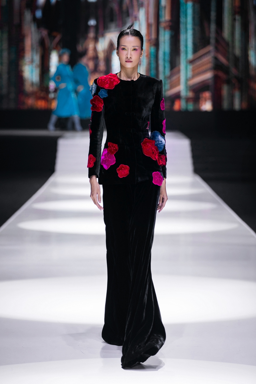 NTK Hà Linh Thư lấy cảm hứng từ phim của Vương Gia Vệ để tạo nên BST "In the Mood for Love" - Ảnh 5. NTK Hà Linh Thư lấy cảm hứng từ phim của Vương Gia Vệ để tạo nên BST "In the Mood for Love" - Ảnh 5.