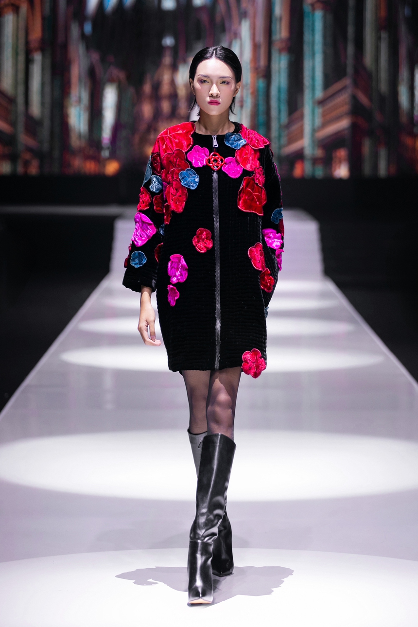 NTK Hà Linh Thư lấy cảm hứng từ phim của Vương Gia Vệ để tạo nên BST "In the Mood for Love" - Ảnh 6. NTK Hà Linh Thư lấy cảm hứng từ phim của Vương Gia Vệ để tạo nên BST "In the Mood for Love" - Ảnh 6.