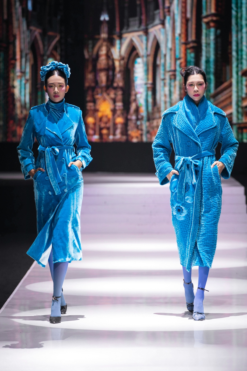 NTK Hà Linh Thư lấy cảm hứng từ phim của Vương Gia Vệ để tạo nên BST "In the Mood for Love" - Ảnh 8. NTK Hà Linh Thư lấy cảm hứng từ phim của Vương Gia Vệ để tạo nên BST "In the Mood for Love" - Ảnh 8.