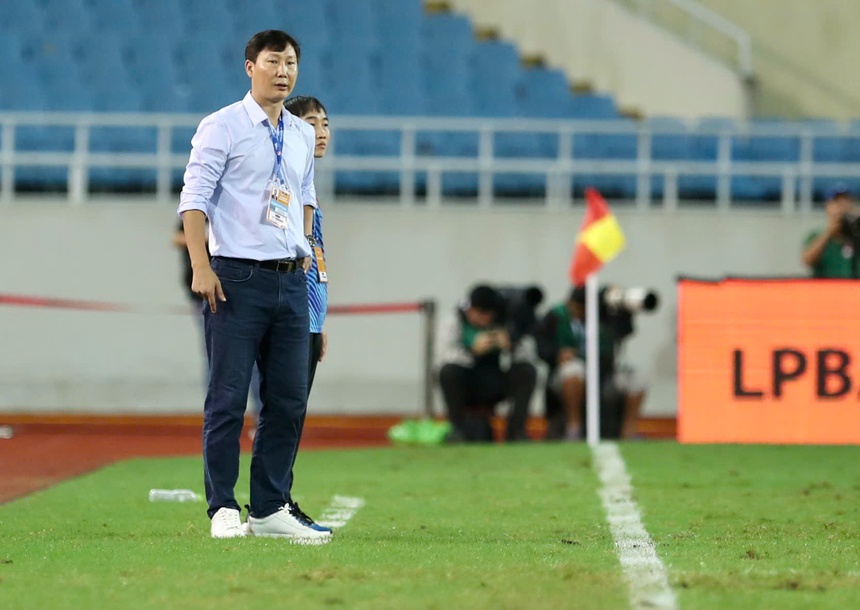 Bóng lăn trong tuần: HLV Kim Sang Sik “đua nước rút” - Ảnh 1. Bóng lăn trong tuần: HLV Kim Sang Sik “đua nước rút” - Ảnh 1.