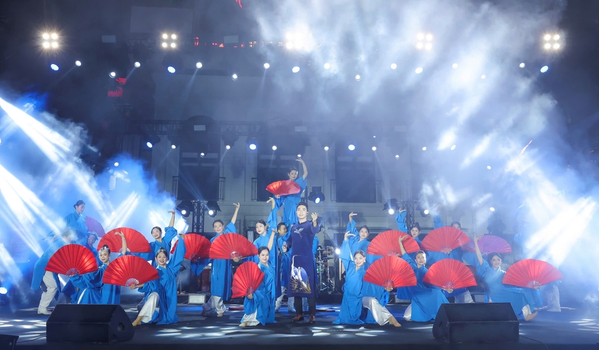 "Đại lộ" quy tụ dàn nghệ sĩ biểu diễn của trường Cao đẳng Nghệ thuật Hà Nội - Ảnh 10.