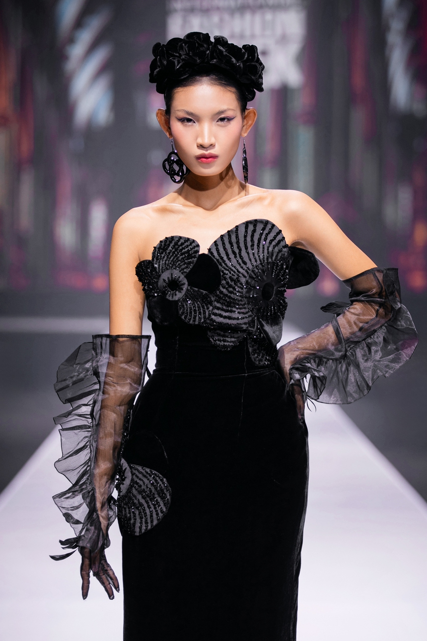 NTK Hà Linh Thư lấy cảm hứng từ phim của Vương Gia Vệ để tạo nên BST "In the Mood for Love" - Ảnh 11. NTK Hà Linh Thư lấy cảm hứng từ phim của Vương Gia Vệ để tạo nên BST "In the Mood for Love" - Ảnh 11.