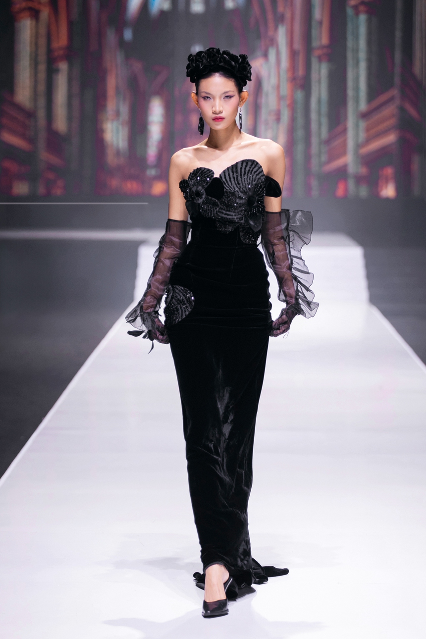 NTK Hà Linh Thư lấy cảm hứng từ phim của Vương Gia Vệ để tạo nên BST "In the Mood for Love" - Ảnh 12. NTK Hà Linh Thư lấy cảm hứng từ phim của Vương Gia Vệ để tạo nên BST "In the Mood for Love" - Ảnh 12.