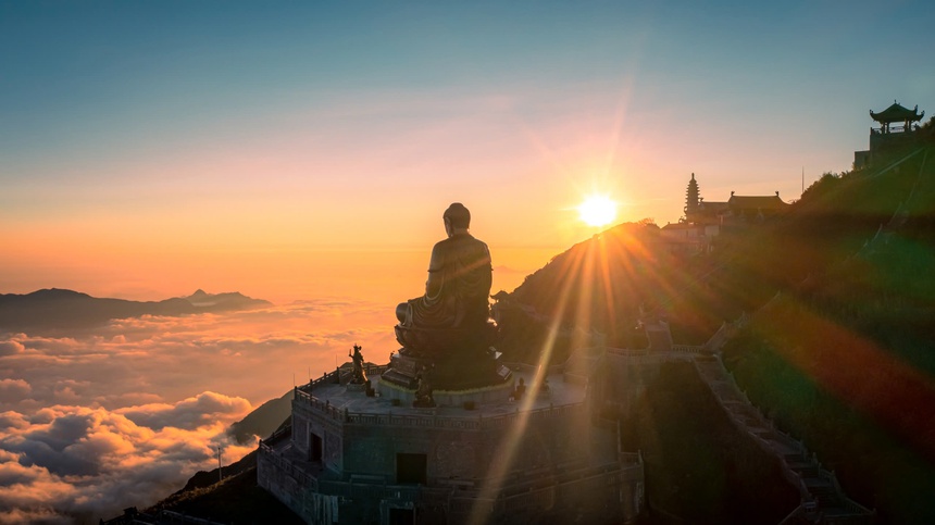 Đỉnh Fansipan đẹp kỳ ảo trong những biển mây bồng bềnh  - Ảnh 2.