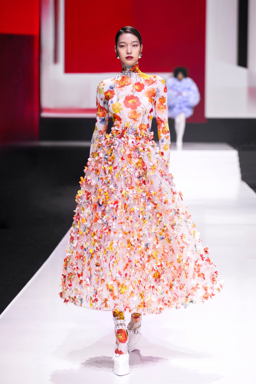 Show diễn "Timeless": Viết tiếp giấc mơ thời trang Việt "ra biển lớn" - Ảnh 14.