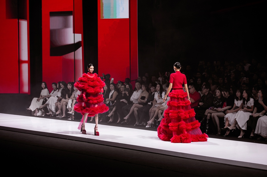 Show diễn "Timeless": Viết tiếp giấc mơ thời trang Việt "ra biển lớn" - Ảnh 15.