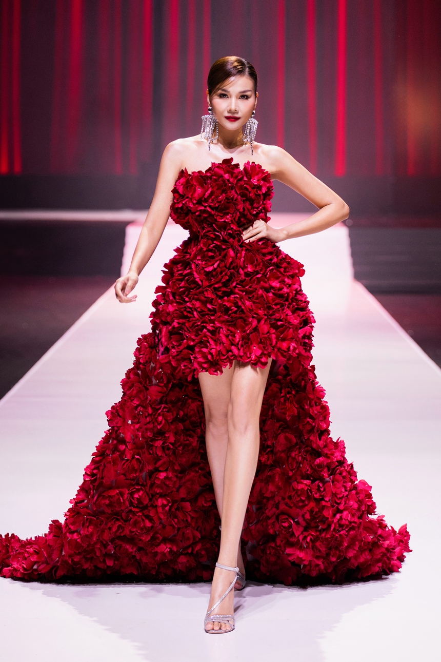 Show diễn "Timeless": Viết tiếp giấc mơ thời trang Việt "ra biển lớn" - Ảnh 16.