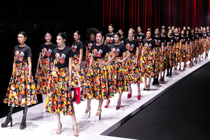 Show diễn "Timeless": Viết tiếp giấc mơ thời trang Việt "ra biển lớn" - Ảnh 18.