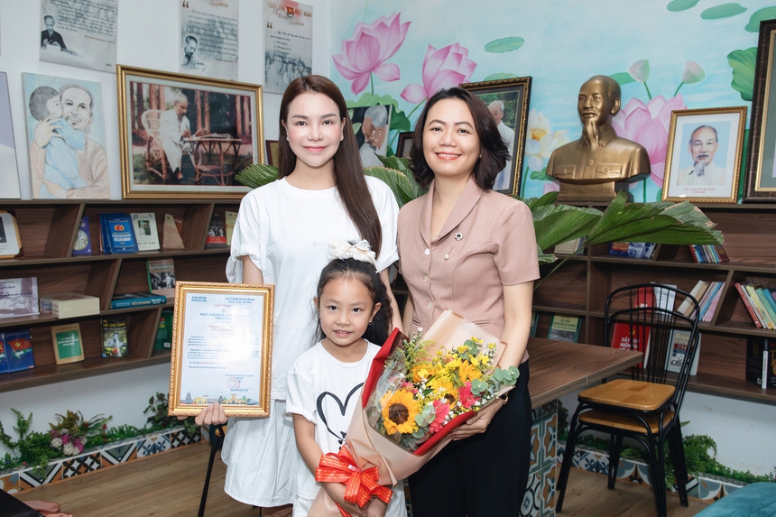 Trà Ngọc Hằng cùng con gái làm từ thiện trước thềm giáng sinh - Ảnh 1. Trà Ngọc Hằng cùng con gái làm từ thiện trước thềm giáng sinh - Ảnh 1.