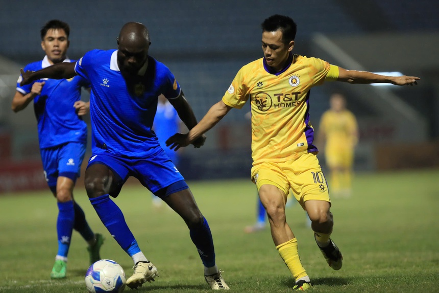 SLNA đại bại với HLV mới, Hà Nội FC lại gây thất vọng - Ảnh 1. SLNA đại bại với HLV mới, Hà Nội FC lại gây thất vọng - Ảnh 1.